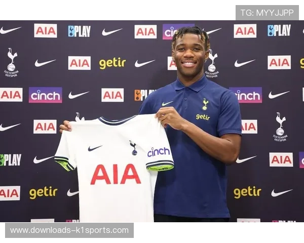 热刺后卫乌多吉遭经纪人持枪威胁,俱乐部发声支持球员 热刺后卫乌多吉遭经纪人持枪威胁,俱乐部发声支持球员