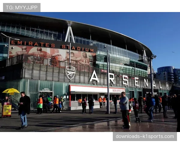 超过十万名阿森纳球迷在酋长球场外观赛，俱乐部架设巨型屏幕